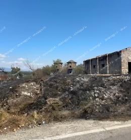 Incendio vicino a uno stabilimento, intervento tempestivo