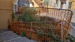 Un muro che attende di essere riparato da oltre due anni. Degrado al centro storico 