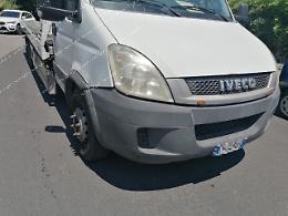 Singolare incidente tra un carroattrezzi e una macchina
