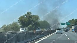 Veicolo in fiamme sull’autostrada