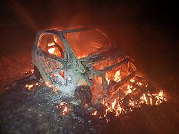 Auto rubata trovata in fiamme sulla Casilina