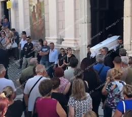 Lacrime e applausi per l'addio al piccolo scomparso a soli sedici mesi