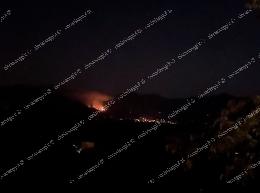 Brucia la montagna nella notte. Sul posto elicotteri e vigili del fuoco