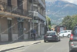 Perde il controllo dell’auto e finisce contro un palo della luce
