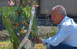 Omicidio a Pontecorvo, il sindaco depone un mazzo di fiori sul luogo del delitto