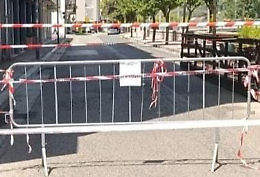 Cadono calcinacci da una palazzina. Chiuso al traffico il Lungoliri Cavour
