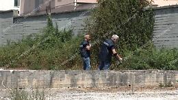 Ucciso in strada, si cerca l’arma col metal detector
