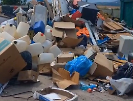 Via i rifiuti accatastati. L’ecocentro “liberato”