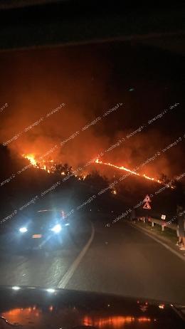 Incendio alle curve di "Scannacapre", intervento di vigili del fuoco e protezione civile 