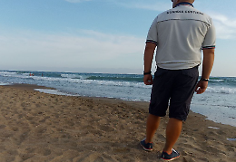 Tragedia in spiaggia, muore mentre fa il bagno