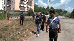 Omicidio in strada dopo la  lite. Si cercano prove nei telefonini