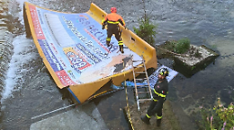 Perde il controllo dell'auto e si scontra con camion pubblicitario: vela finisce nel fiume