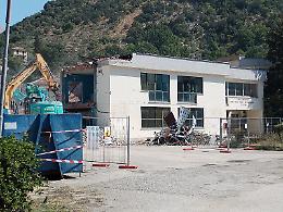 Scuole e cantieri, polemiche sulla paternità. «Meriti che non hanno»