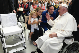Azienda frusinate dona al Papa una carrozzina