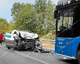Scontro tra un pullman e un carro funebre che trasportava una salma. Due feriti gravi