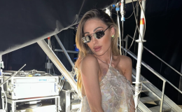 Anna Tatangelo punta da una vespa durante il concerto