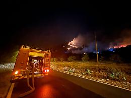 Fiamme nella notte. Necessario l'intervento di mezzi aerei