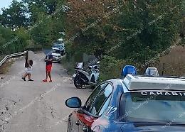 Finisce con lo scooter contro il guard rail: ferito un diciassettenne