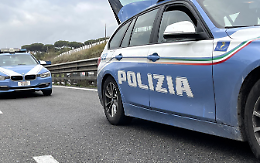 Fuggono a bordo  di un'auto rubata, poi speronano l'auto della polizia. Un arrestato e un denunciato