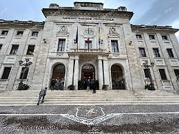 Senza un attimo di tregua. E la chiamano politica estiva