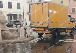 Camion finisce sulla storica Fontana Pia. Divelta una delle colonnine