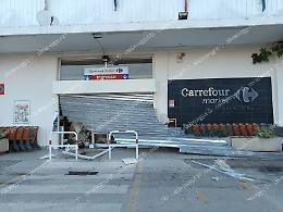 Furto al Carrefour. I ladri fuggono con la cassaforte