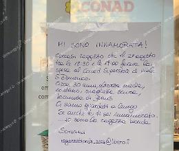 Si innamora di un ragazzo al supermercato e appende un cartello per trovarlo 