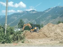 Nel cantiere della scuola affiorano vecchie tombe