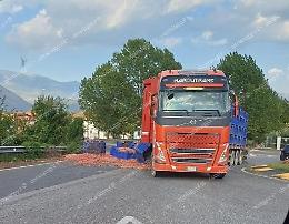 Camion perde il carico di pomodori. Traffico in tilt