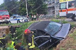 Con l’auto  in un fossato. Resta in gravi condizioni 