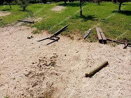Con l'auto nel parco "Jean de La Fontaine": distrutta una panchina