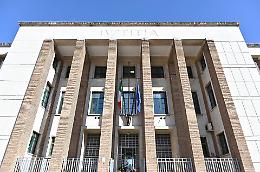 Insulta e aggredisce i carabinieri, a processo