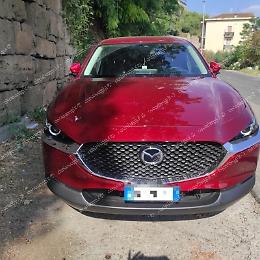 Cade un sasso dalle Mura Ciclopiche e colpisce un'auto in sosta