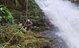 Escursionisti restano bloccati durante una visita alle cascate. Recuperati da vigili del fuoco e soccorso alpino