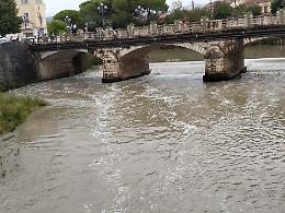 Schiuma bianca sul Liri. Cittadini allarmati