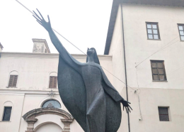 La statua di suor Troiani “attaccata” dai vandali