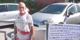 Strada troppo pericolosa. Un cittadino si incatena