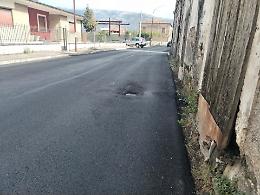 Asfalto nuovo a Carnello. Ma i tombini sono trappole