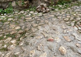 Cemento al posto degli antichi ciottoli. Il rattoppo che offende il centro storico