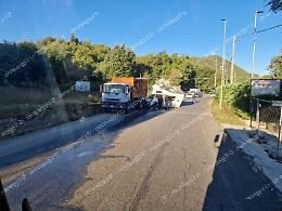 Incidente su via Aldo Moro. Camper si spezza in due dopo lo scontro con un camion, un ferito