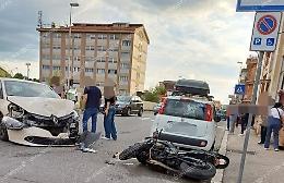 Incidente in via Napoli. Scontro tra un'auto e una moto