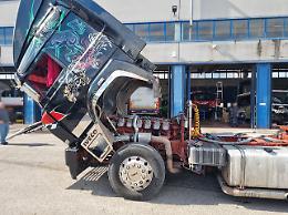 Tir truccato scoperto e fermato dalla polizia. Montava un motore da 12 cilindri e 1500 cavalli