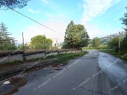 Erbacce, rifiuti e perdite idriche: l'accesso all'impianto sportivo reclama interventi