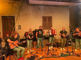 Vino, musica, cibo  e tanta allegria. Successo per “La strada del vino”