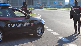 Viola il divieto di avvicinamento alla moglie: arrestato 