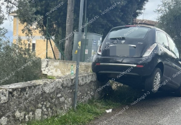 Rimane incastrata su un muretto dopo aver perso il controllo dell'auto
