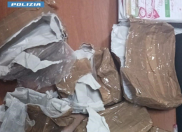 Trovato con droga e soldi, nei guai