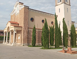 Si lancia dal cavalcavia e muore sul colpo. Una fiaccolata per il giovane 