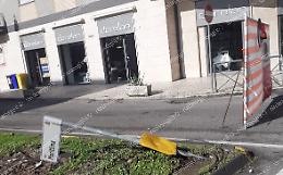 Finisce con l'auto sullo spartitraffico. Divelto il palo dello segnaletica