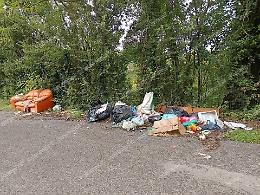 Rifiuti di ogni genere abbandonati tra Anagni e la Palianense